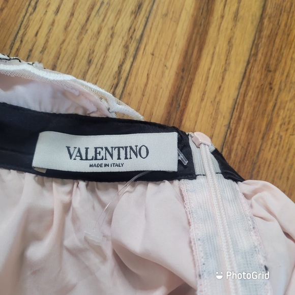 Valentino’s maxi dress is crafted of white, and black scalloped floral lace. - Picture 4 of 7